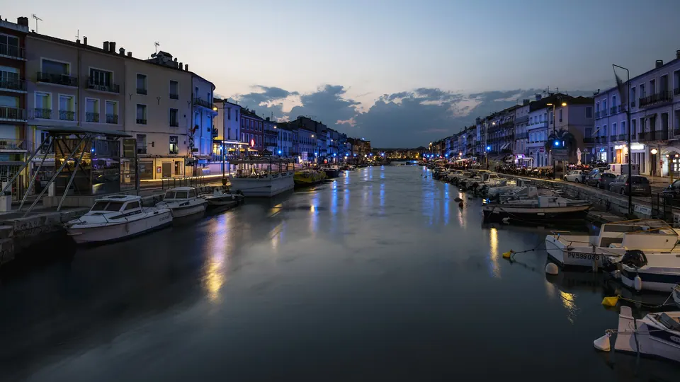 Le canal de Sète au crépuscule